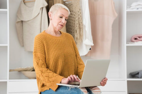 Virtual Personal Stylists Help Women Navigate Postpartum Clothing Choices