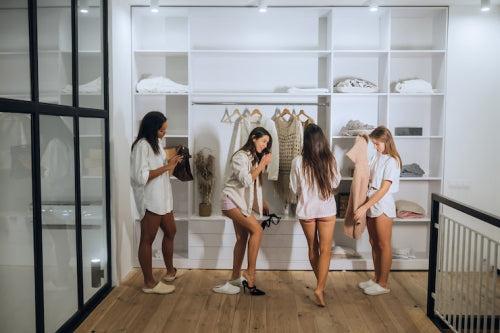 Minimalist Wardrobes Gain Ground Among Women Seeking Everyday Ease