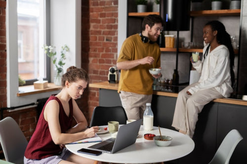 Hybrid Workwear: What Modern Professionals Are Wearing from Desk to Dinner